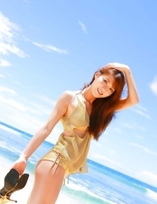 Saki Yamaguchi takes clothes off to feel sun of her skin