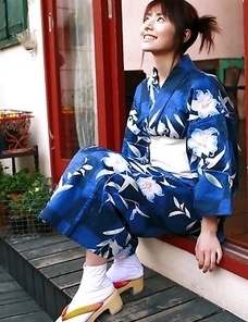 Momoko Tani exposes sexy legs under geisha dress and smiles