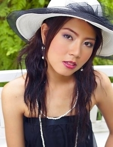 Mikiko Toyo looks like a Hollywood diva. She is wearing a white had and white pearls on black outfit. She looks so glamorous and sexy at the same time