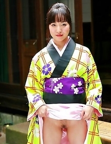 Asian lady bares her tight cunt