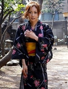 Shuri Maihama shows her nice kitty