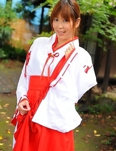 Yuuno Hoshi gets caught in garden