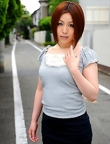Hot Hiromi Tominaga loves posing