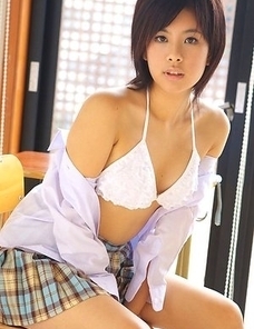 Ageha Yagyu takes school uniform off showing flexibility