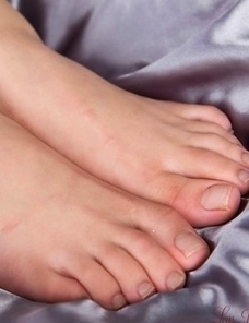 Luna Kobayashi spreads her soft legs, fingers herself, gets a guy to cum on her feet