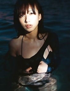 Maomi Yuuki changes outfits and shows curves for camera