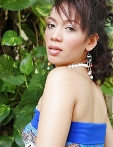 Check out this amazing photo session and enjoy watching lovely Caldear Jakarat at her photo shoot.
