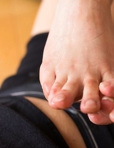 Seductress with soft soles Yui Kawagoe makes him explode all over those feet