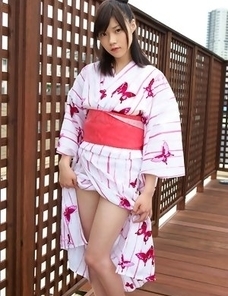 Airi Sakuragi raises geisha outfit to show her sexy legs