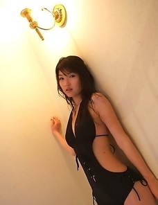 Noriko Kijima with sexy back in black lingerie is very hot