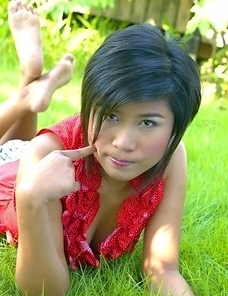 Lovely Jam Jaminga is on all fours posing for your eyes. She looks so hot on that grass that you would love to be there with her.