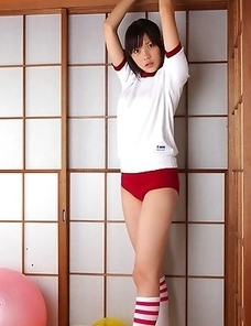 Cute Airi Sakuragi inspires us with teen body in innocent clothes