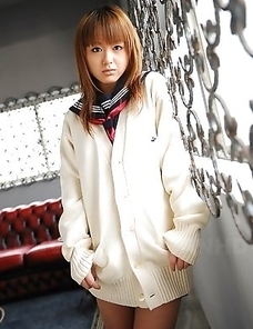 Rui Natsukawa showing off her body