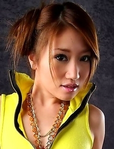 Yuu Hazuki shows her gorgeous body