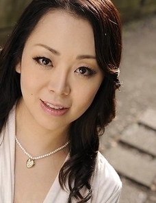 Yuna Yamami in a white dress is very elegant