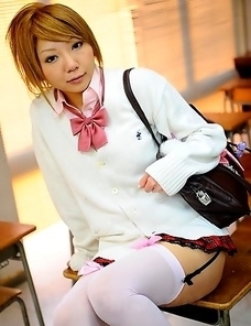 Rui Hazuki shows her butt in school