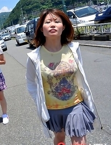 Porn queen Hinata Serina outdoors