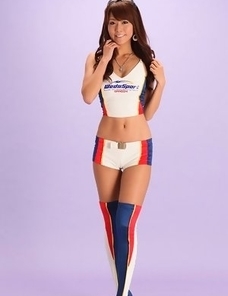 Maya Sano has hard to resist curves in latex for photos