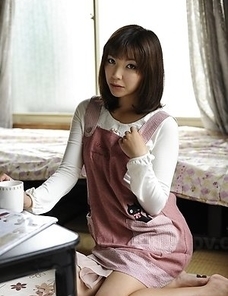 Juri Kitahara shows round boobs and spreads