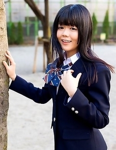 Young schoolgirl Shinjo Nozomi show her nice ass