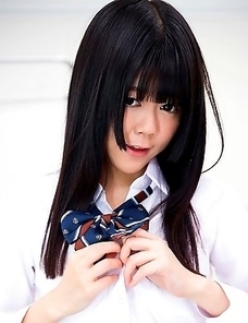 Young schoolgirl Shinjo Nozomi show her nice ass